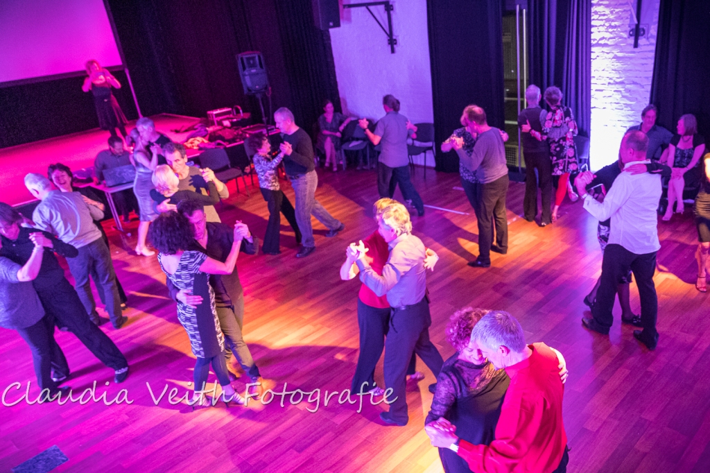 Totalaufnahme Tanzende bei der Milonga Nostalgia bei Becker und Funck in Düren