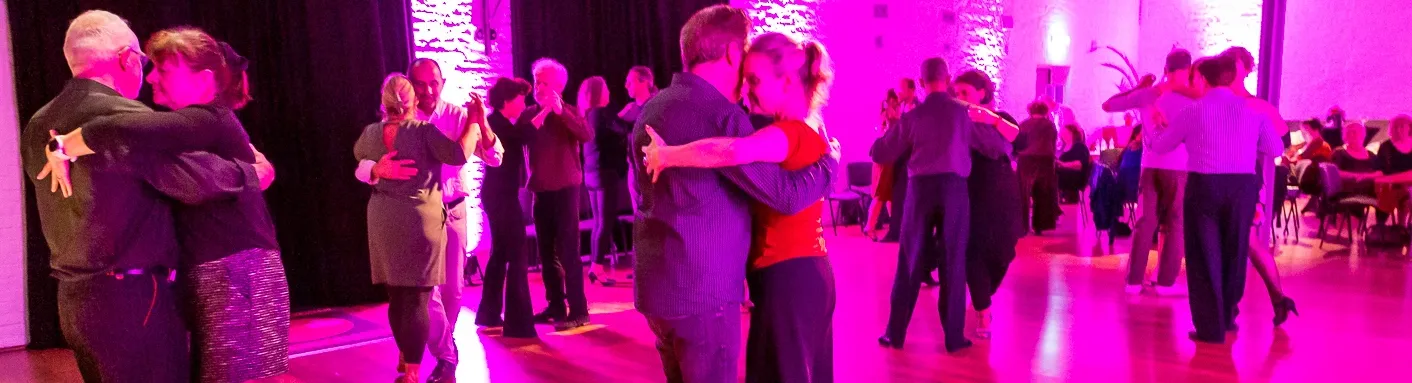 Tanzpaare
            bei der Milonga La Nostalgia bei Becker & Funck Düren,
            November 2022