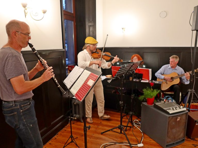 Ensemble Tango Duria 2023 Live auf Burg Vlatten. Musiker:in mit Klvier, Violine, Gitarre, Klarinette